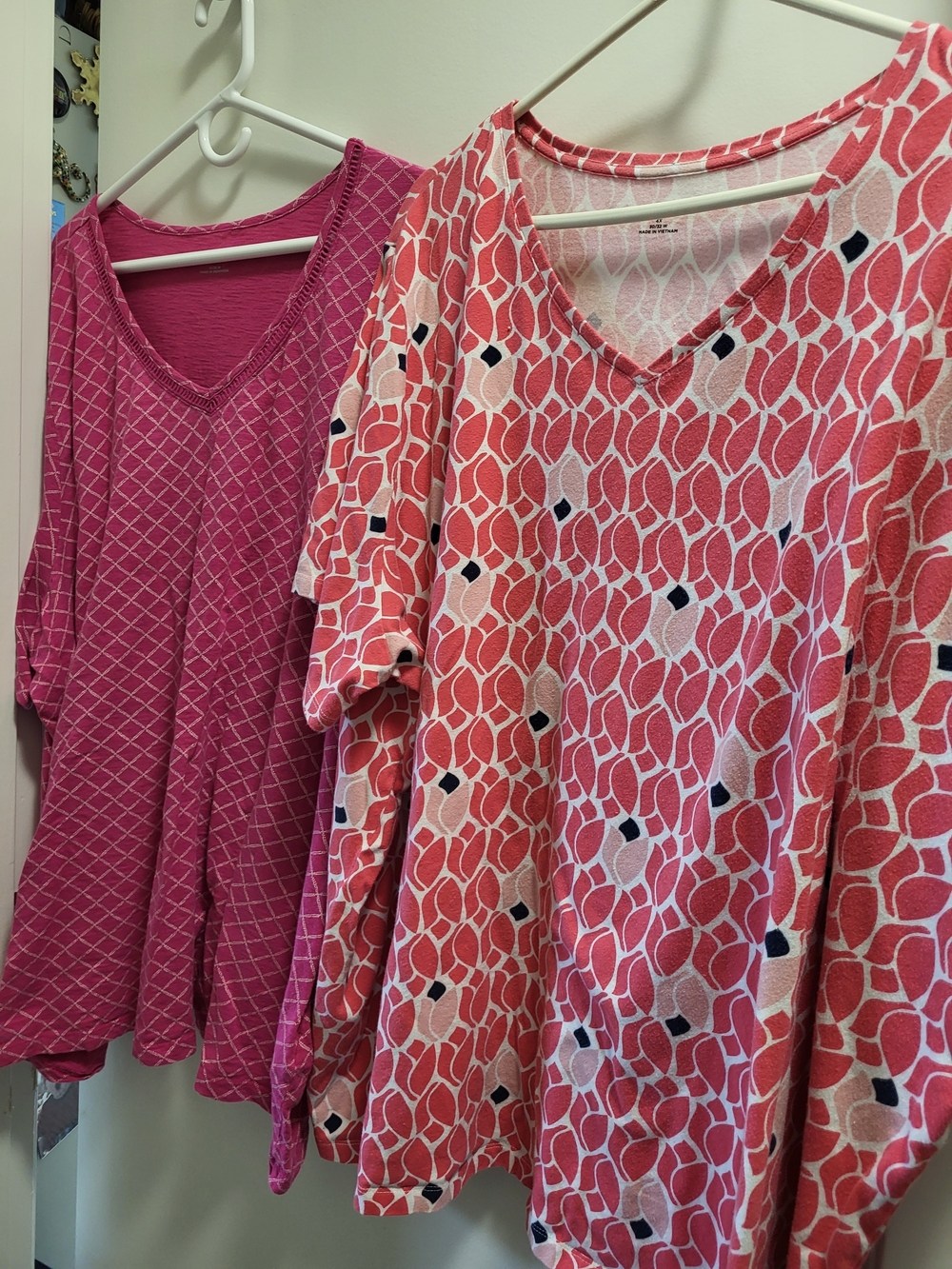 2 Catherines 4X 30/32W Women’s V-Neck Knit Top in Pink Print
